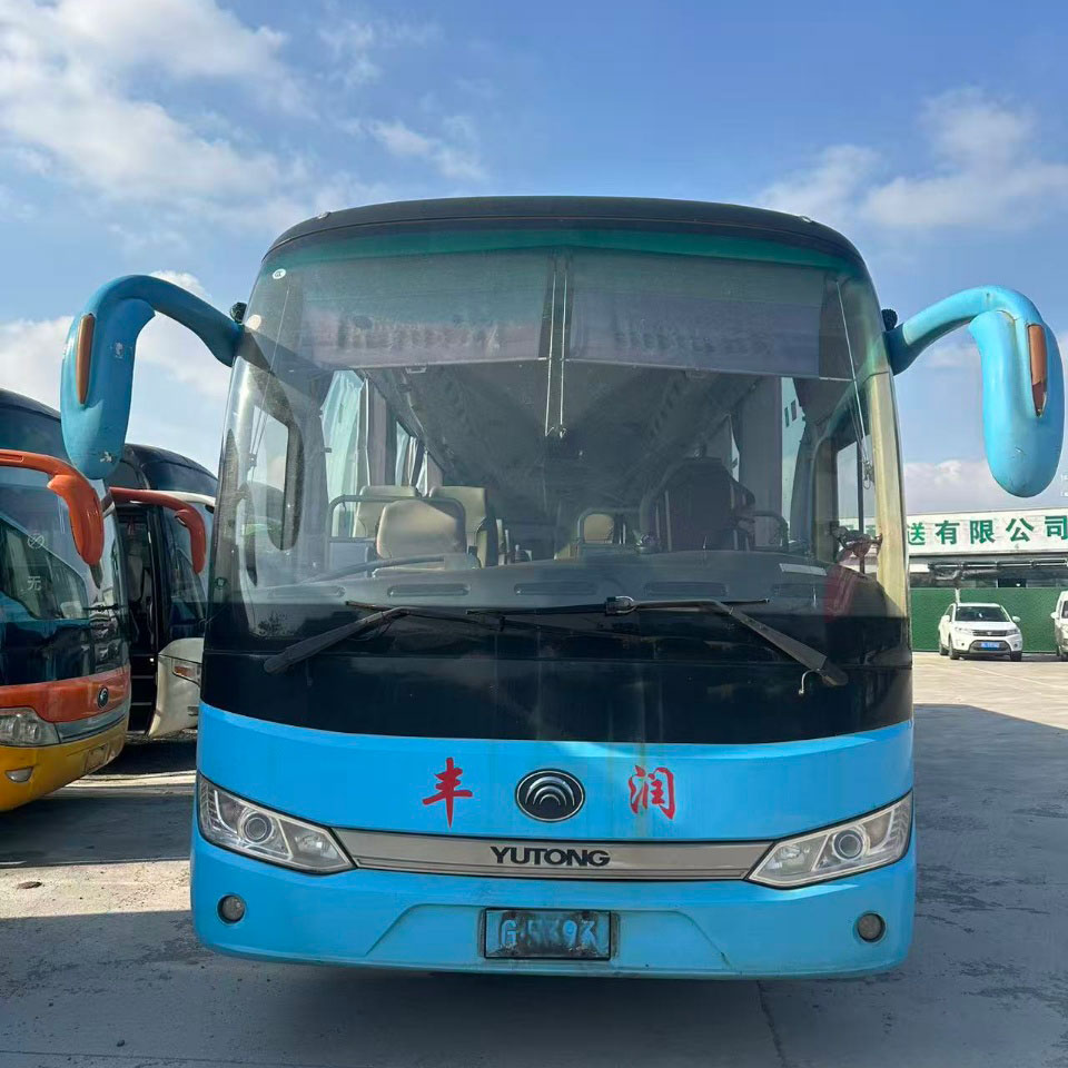 حافلة Yutong ذات 60 مقعدًا تعمل بالديزل