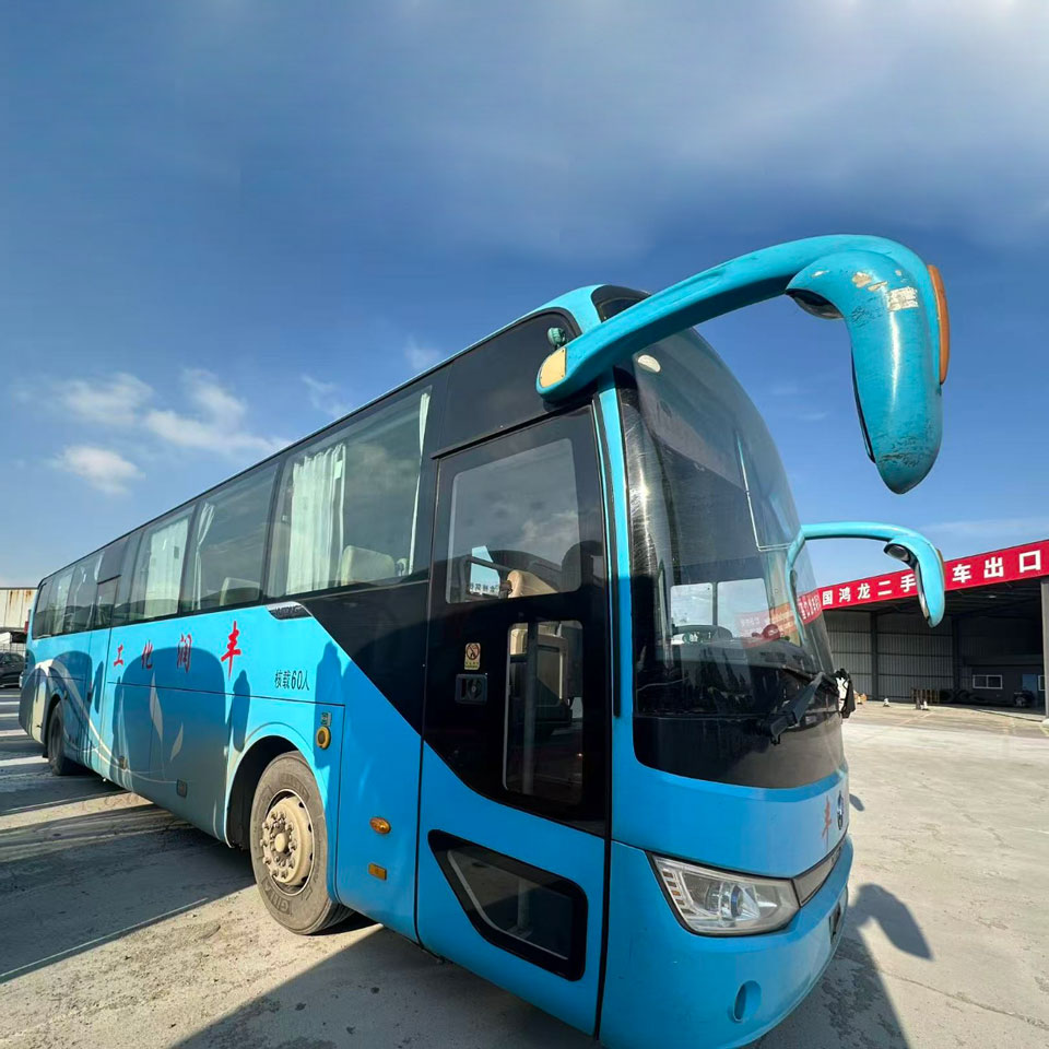 حافلة Yutong ذات 60 مقعدًا تعمل بالديزل