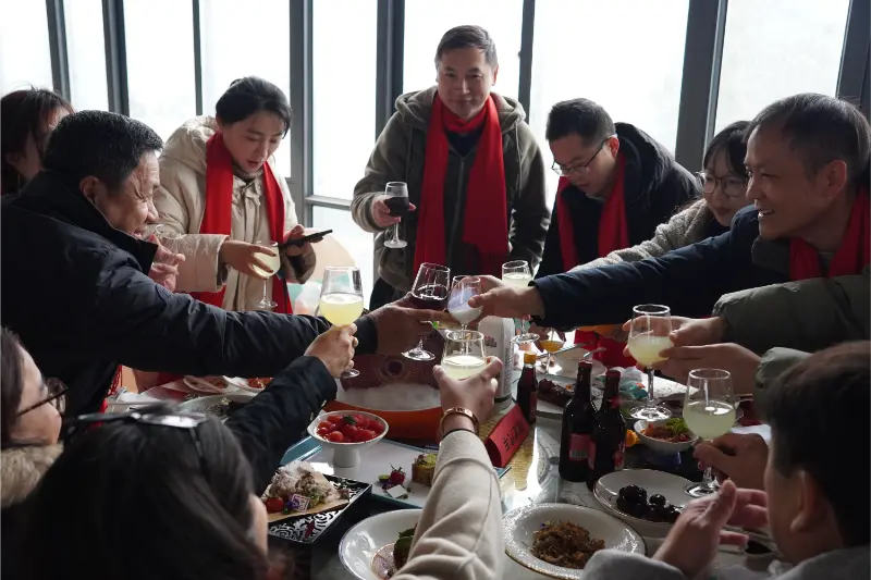 عقدت شركة China Honglong Used Passenger Bus Company مؤتمرها السنوي لتبادل الصناعة، حيث جمعت بين اللاعبين المحليين والدوليين في الصناعة لمناقشة التطوير المستقبلي والتخطيط له.